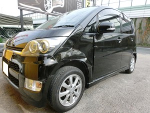 保険修理でのムーブ入庫です。前から後ろまでガーってなってます。